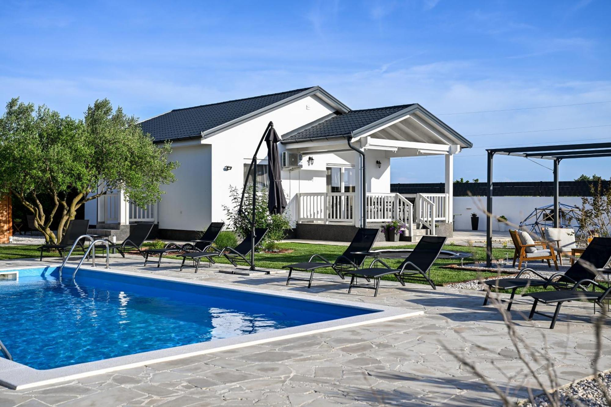 Holiday Home Aprilis With Pool, Jacuzzi And Sauna Galovac  Экстерьер фото