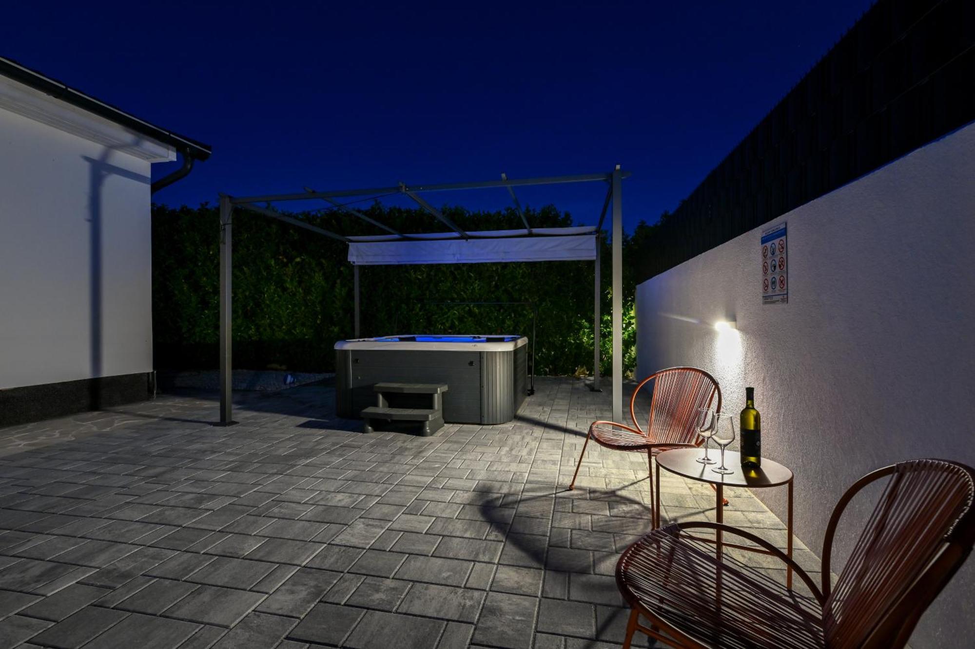 Holiday Home Aprilis With Pool, Jacuzzi And Sauna Galovac  Экстерьер фото