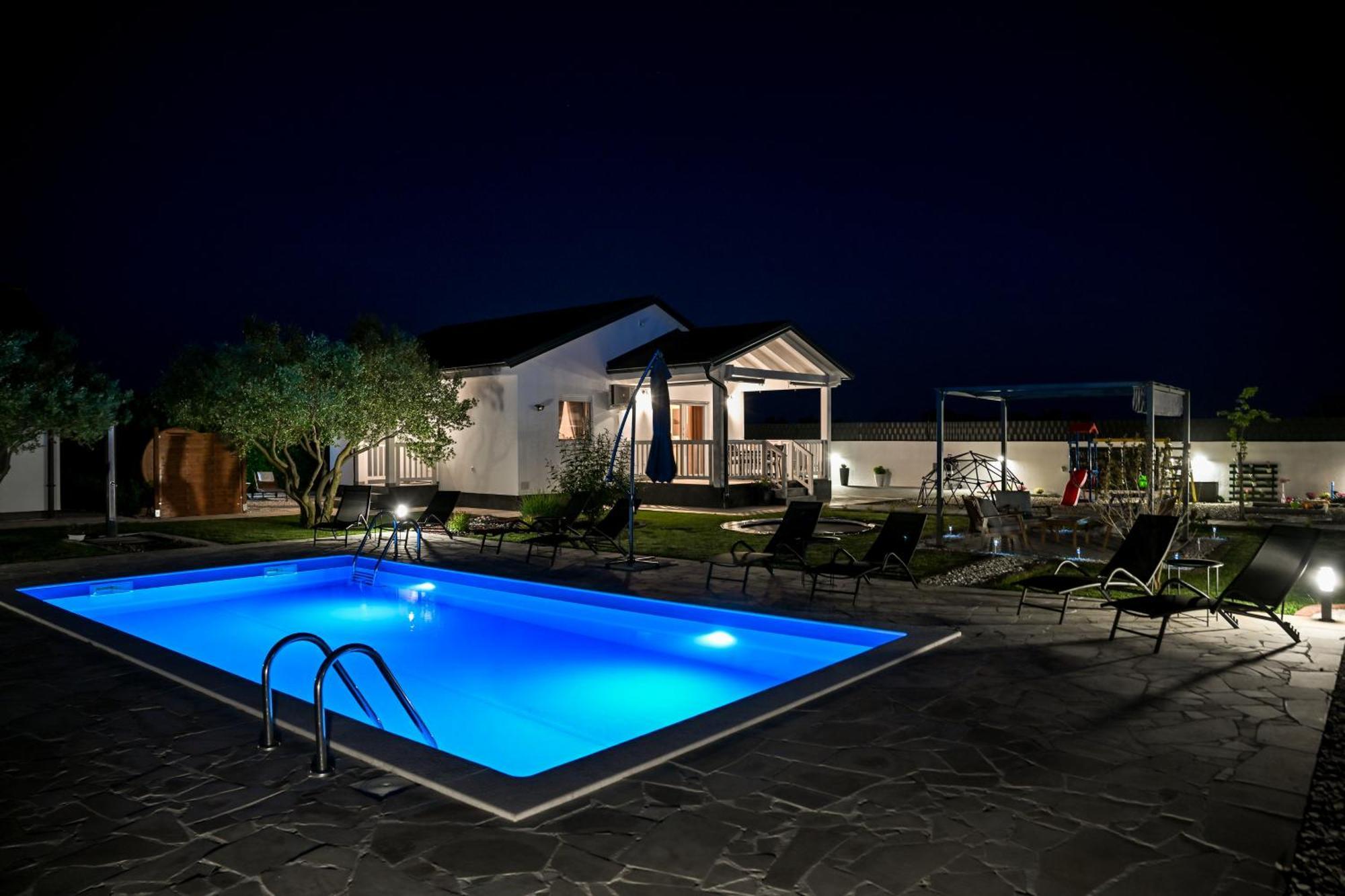 Holiday Home Aprilis With Pool, Jacuzzi And Sauna Galovac  Экстерьер фото