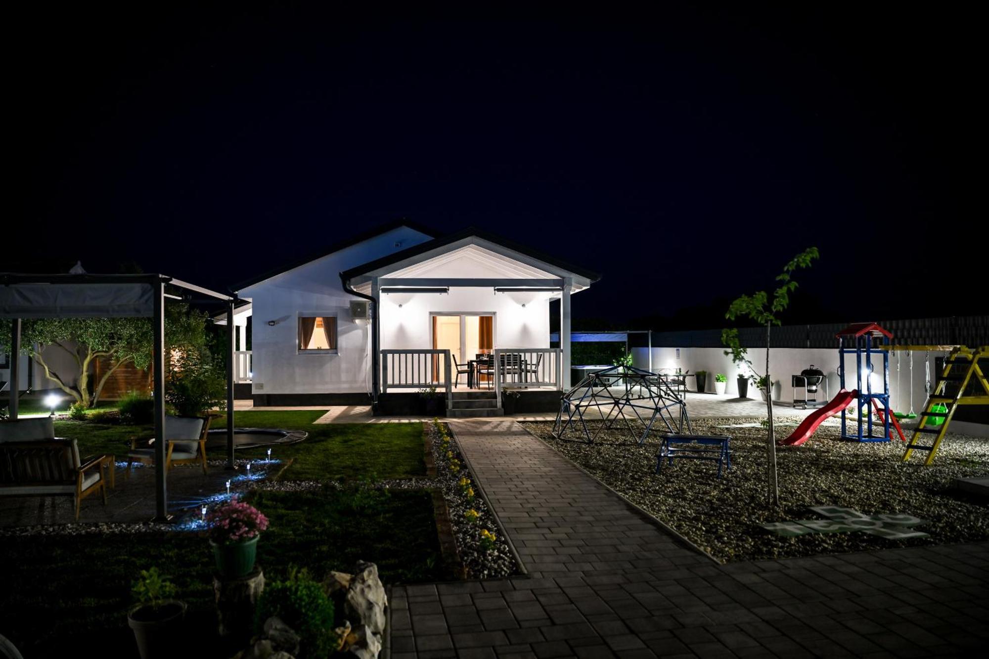 Holiday Home Aprilis With Pool, Jacuzzi And Sauna Galovac  Экстерьер фото