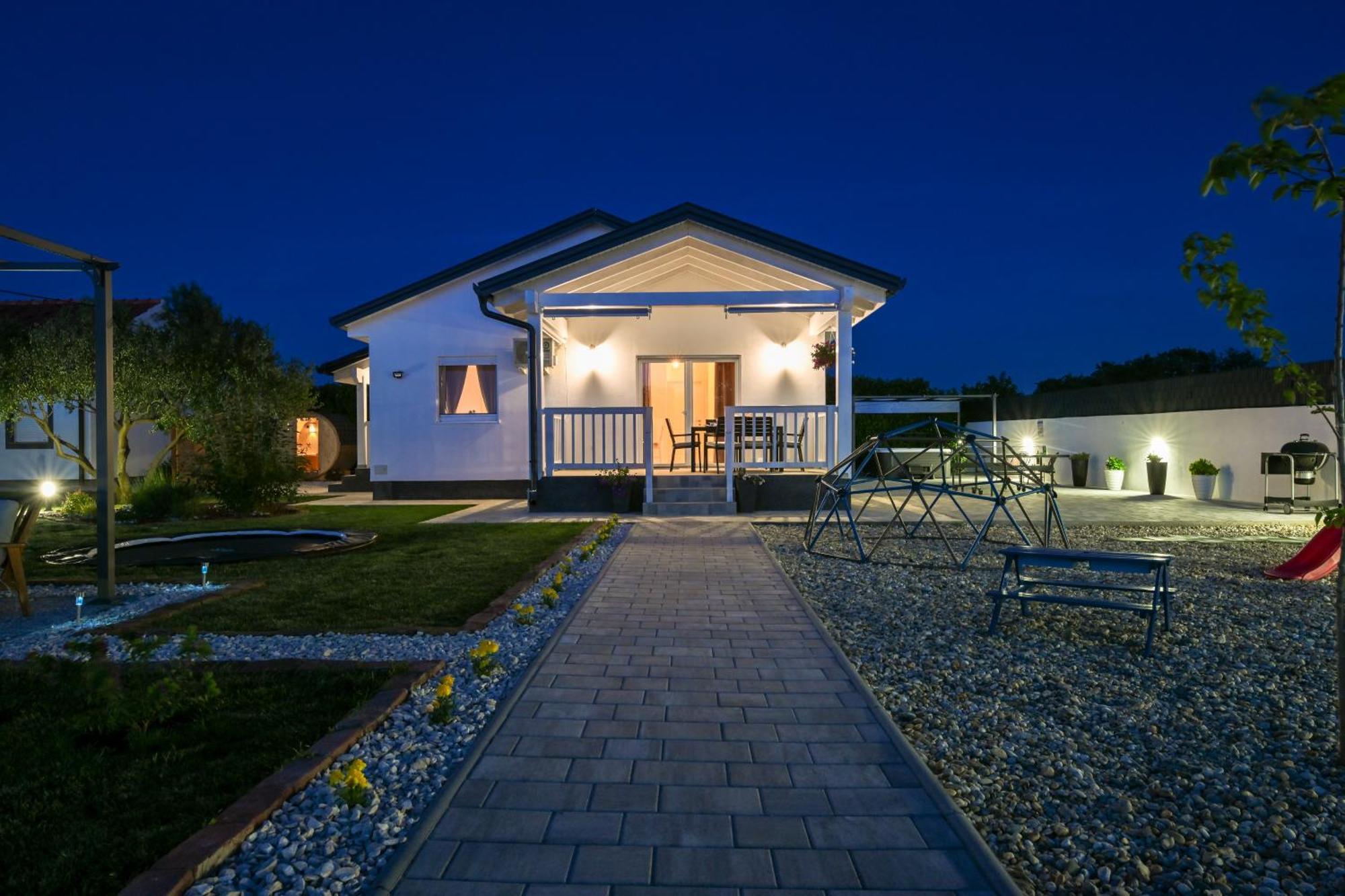 Holiday Home Aprilis With Pool, Jacuzzi And Sauna Galovac  Экстерьер фото